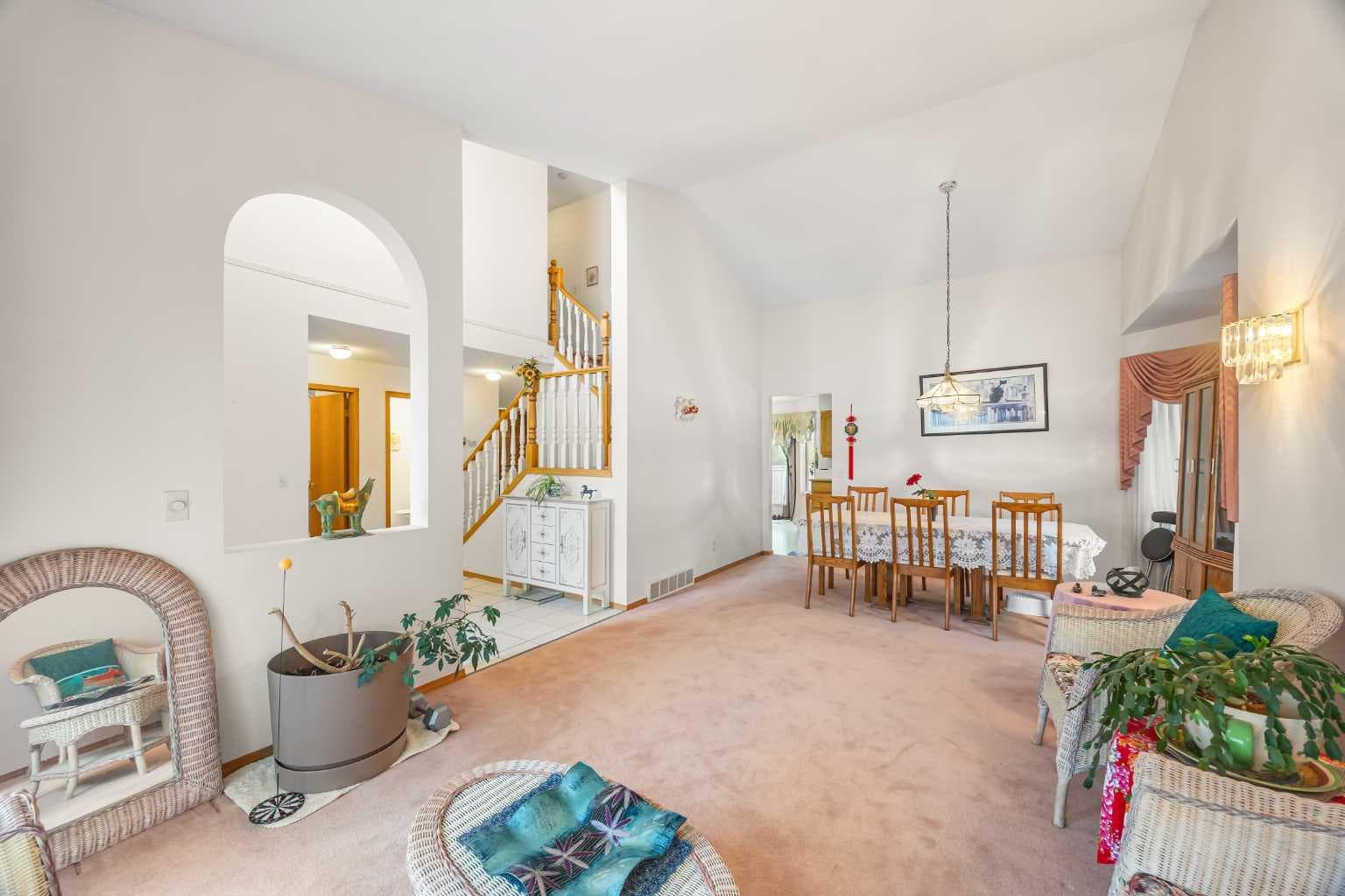 107 Hampshire Close NW — photo 4