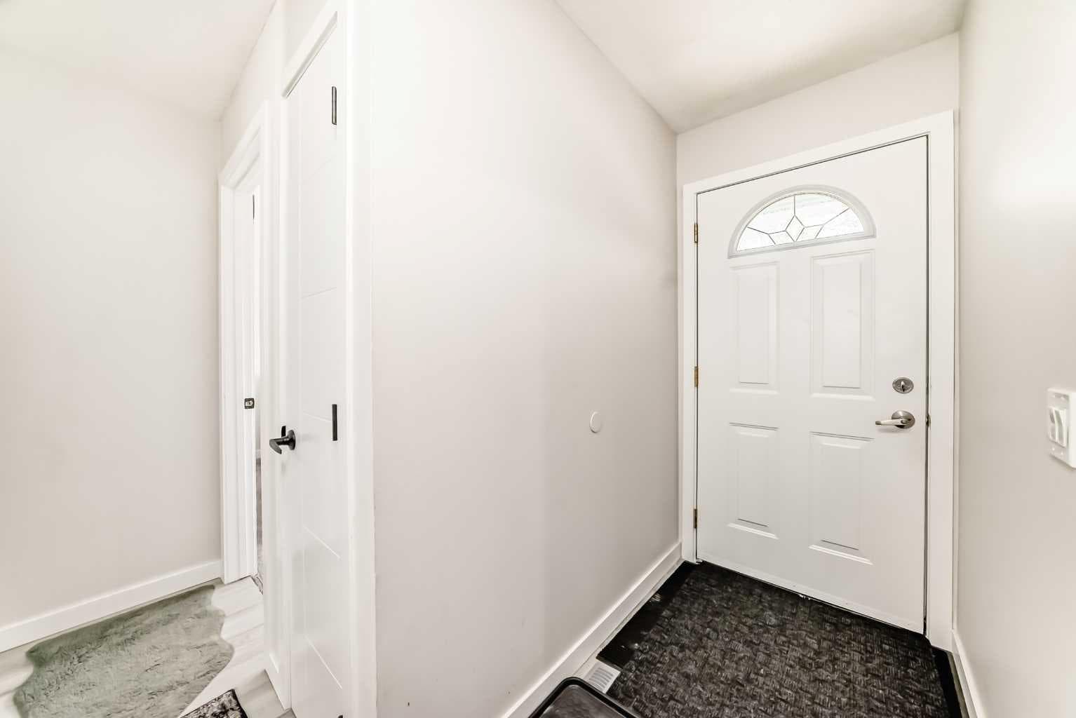 6712 23 Avenue NE — photo 2