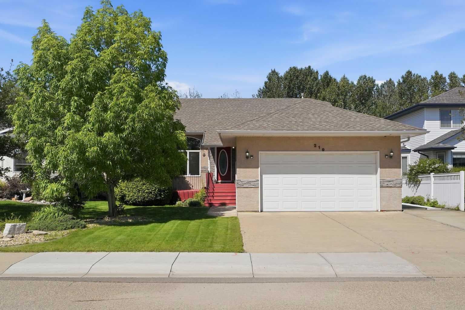 219 Lampard Crescent — photo 1