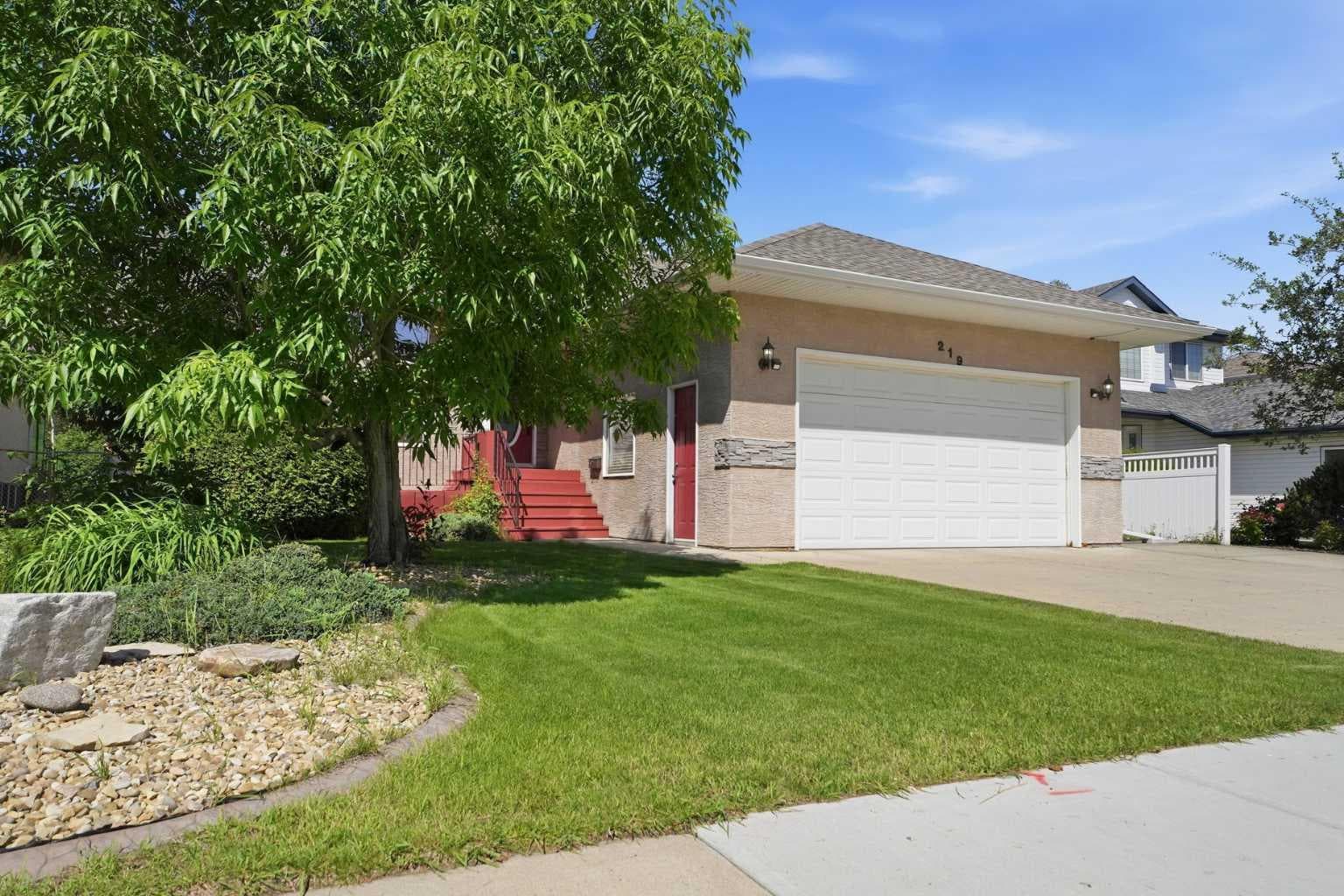 219 Lampard Crescent — photo 2