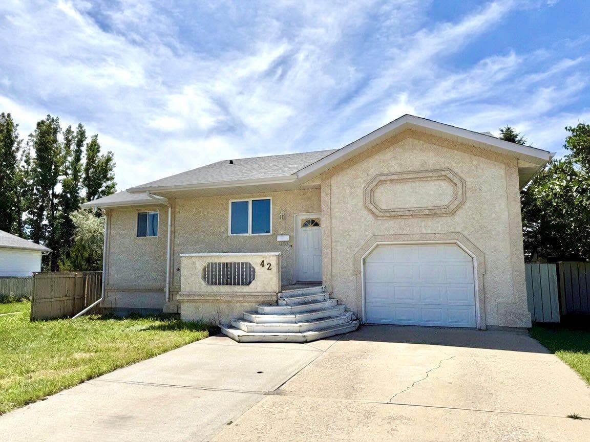 42 Mt Backus Crescent W — photo 1