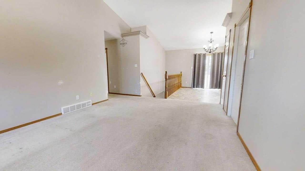 42 Mt Backus Crescent W — photo 3