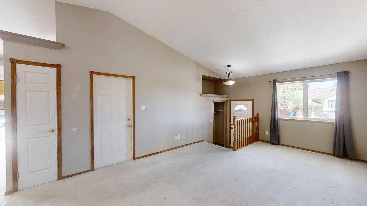 42 Mt Backus Crescent W — photo 4