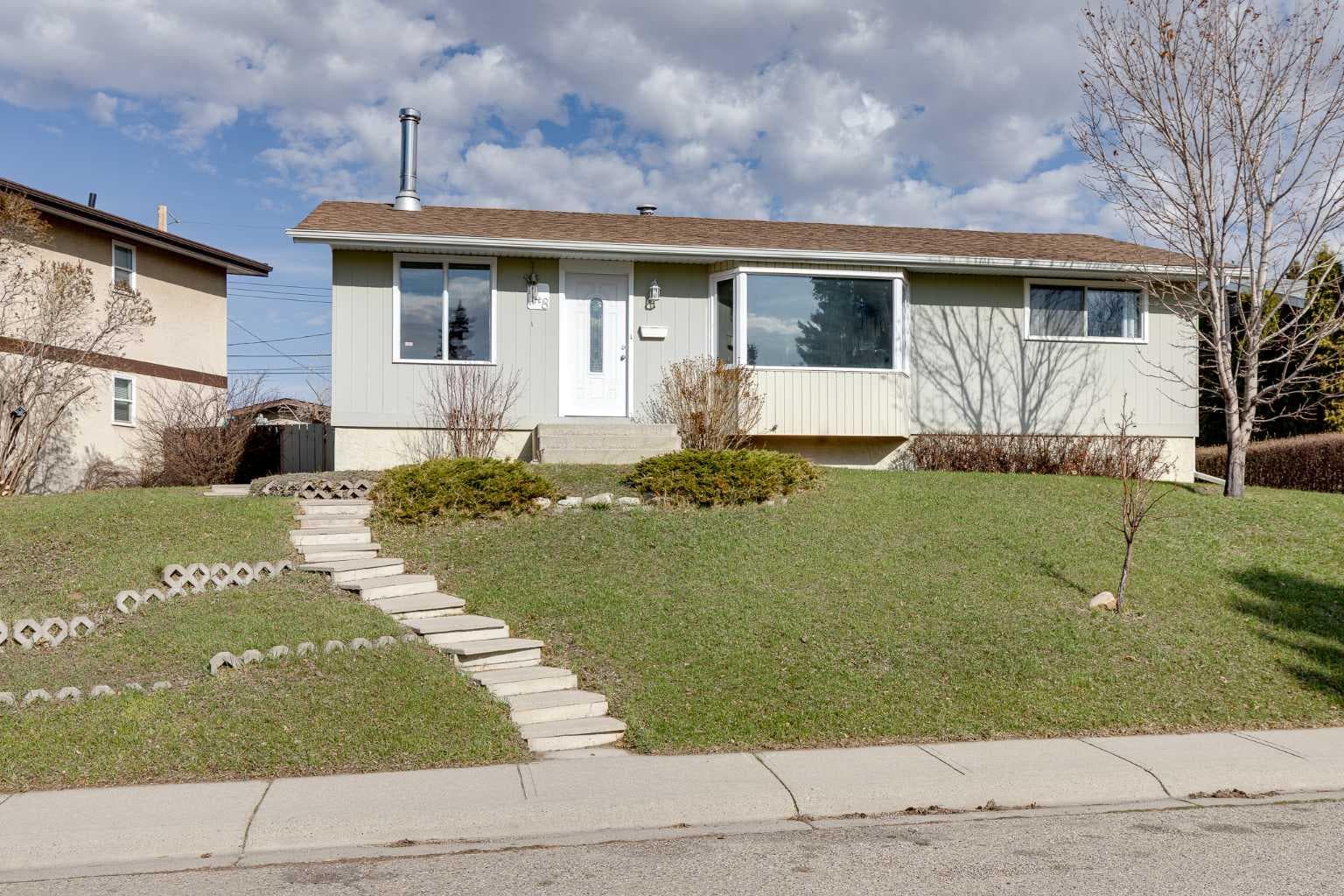 248 Huntcroft Road NE — photo 1