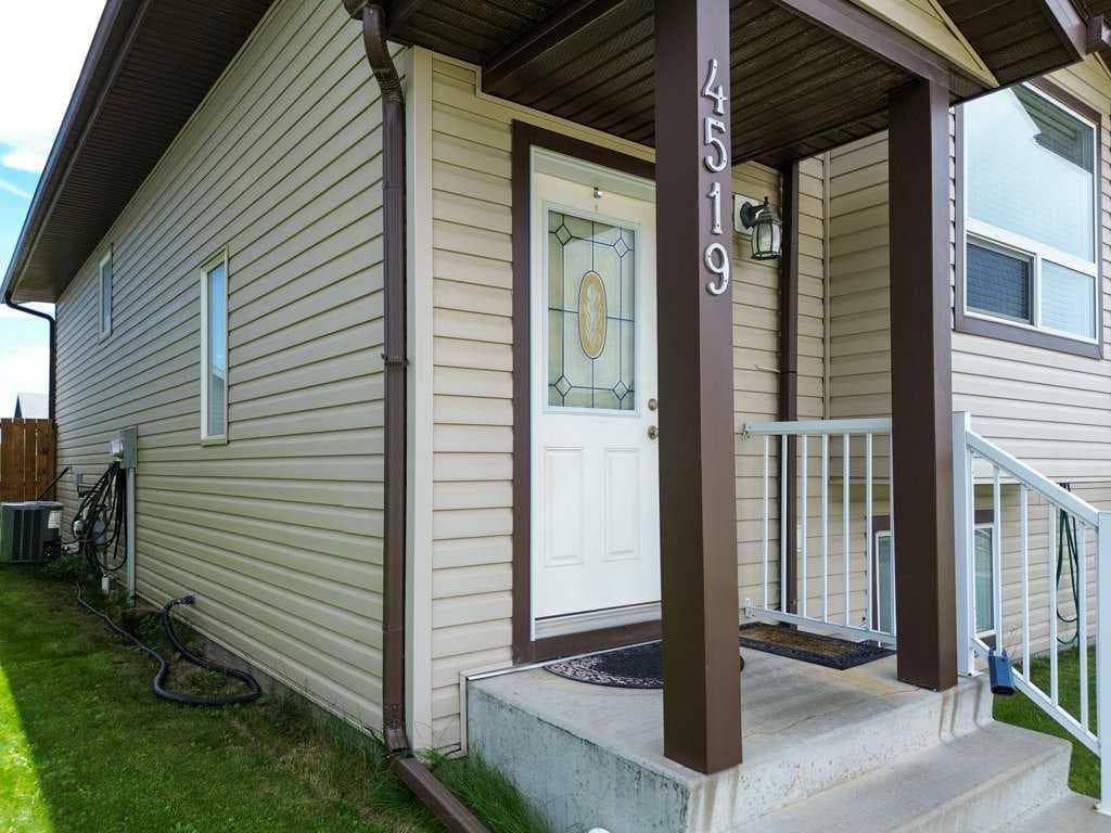 4519 45 Avenue Close Avenue Close — photo 3