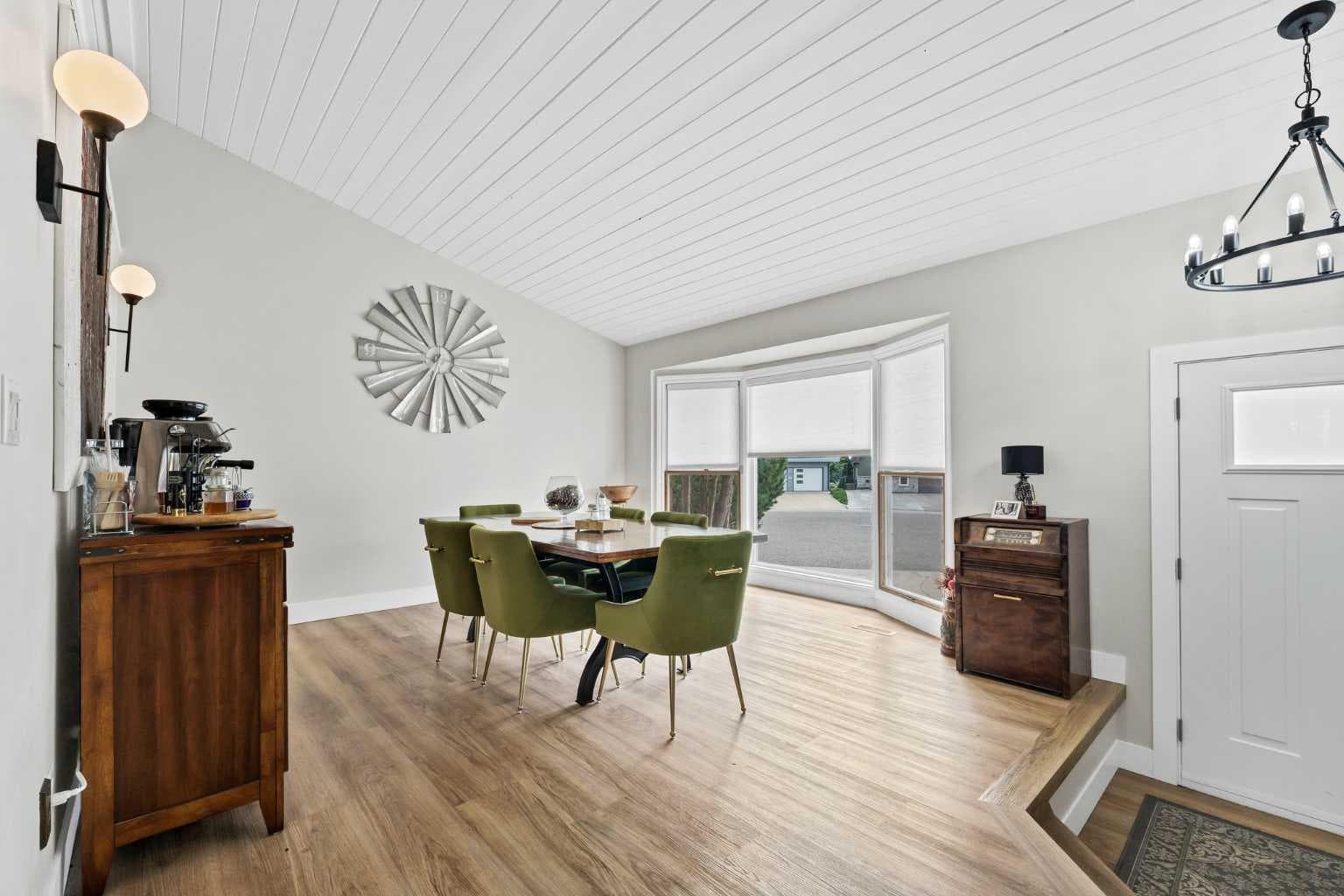 8 Ross View Bay SE — photo 4