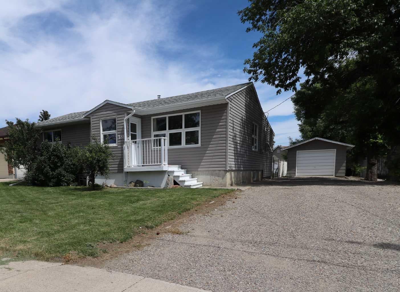 186 8 Street W — photo 2