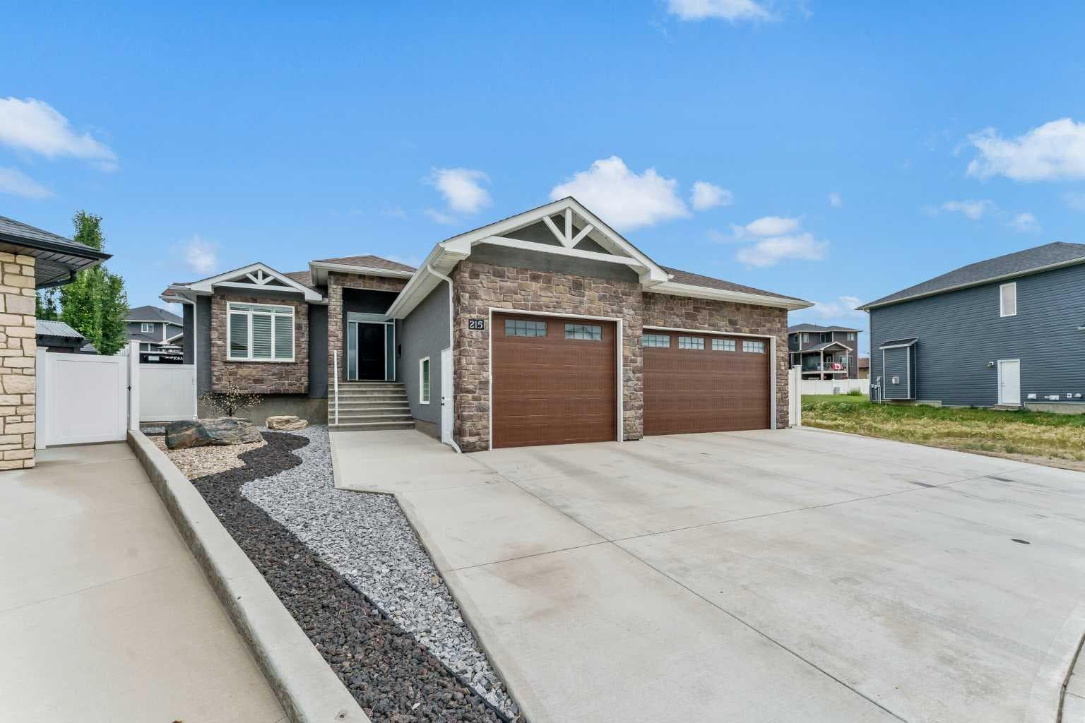 215 Hamptons Crescent SE — photo 1