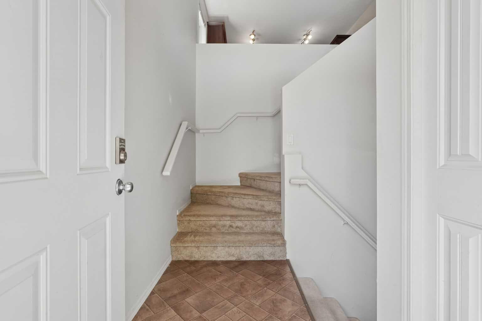136 Mt Sundance Crescent W — photo 4