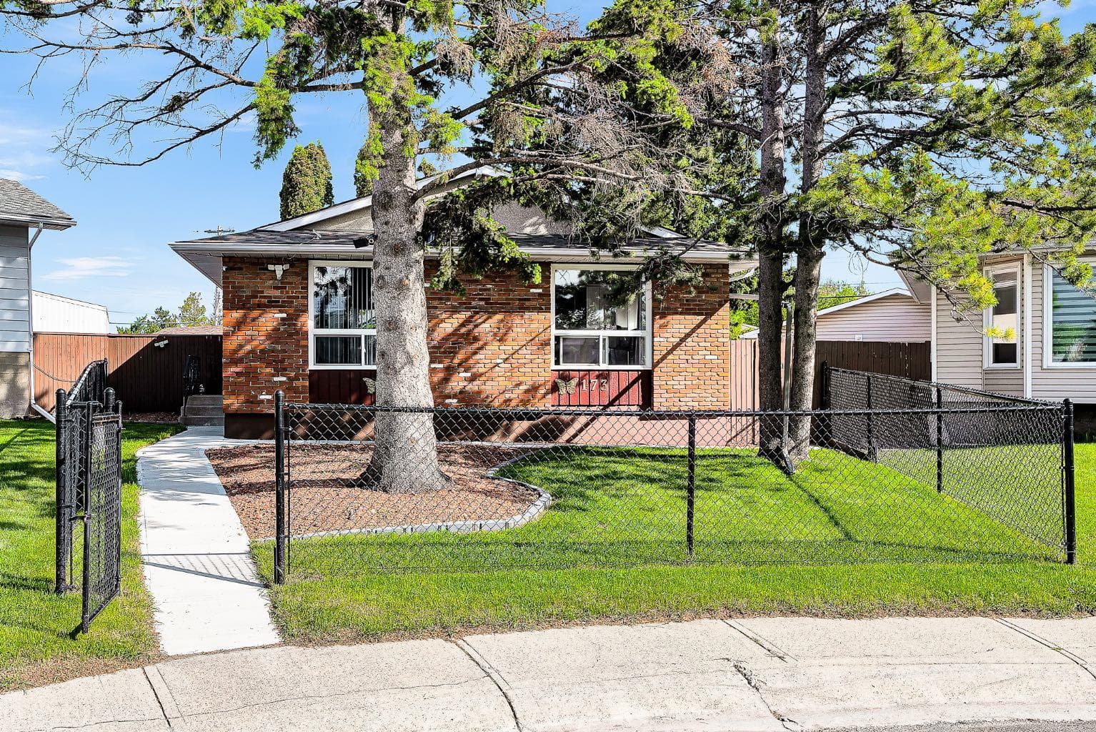 173 Margate Close NE — photo 1