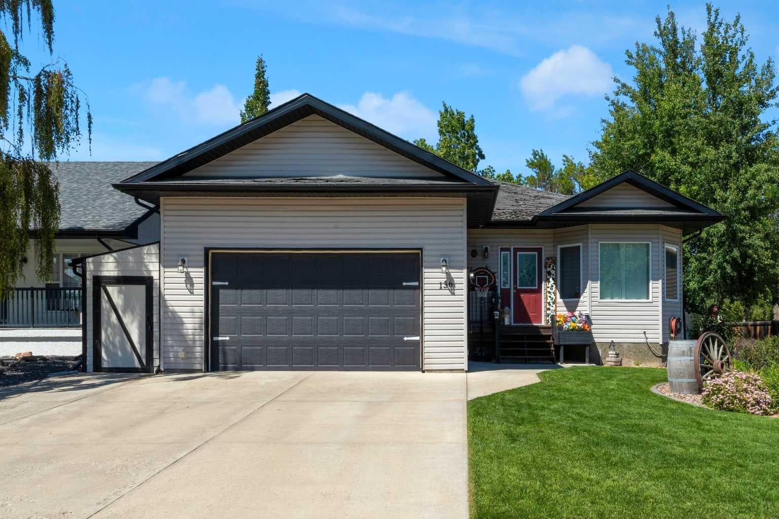 136 Allen Crescent — photo 1