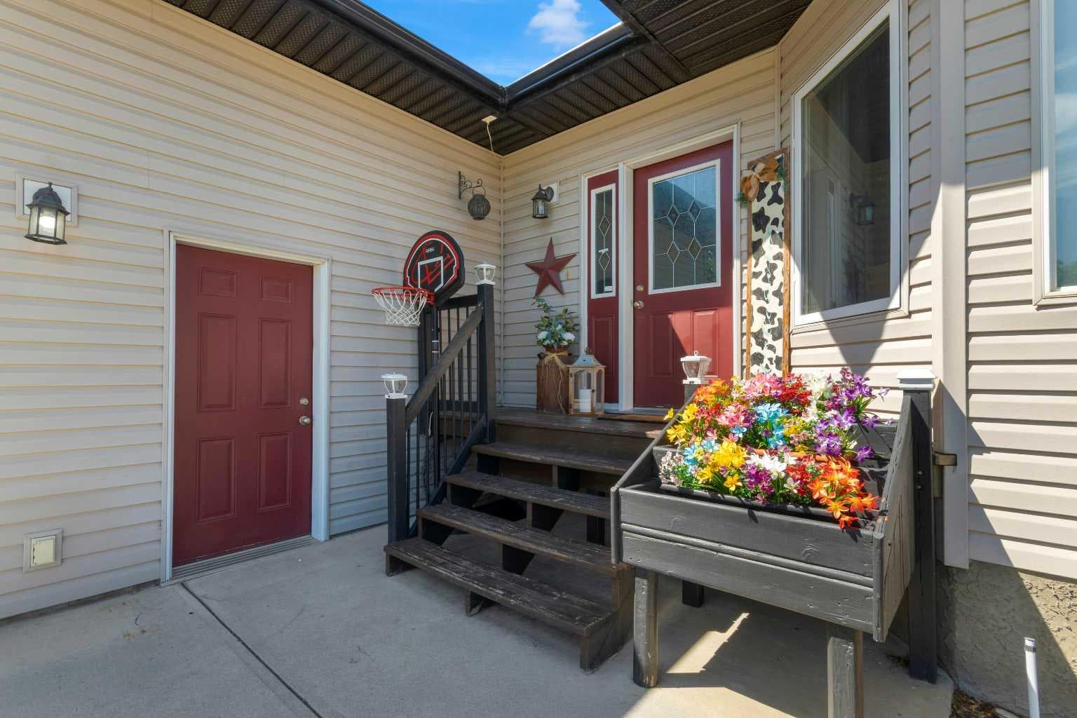 136 Allen Crescent — photo 2