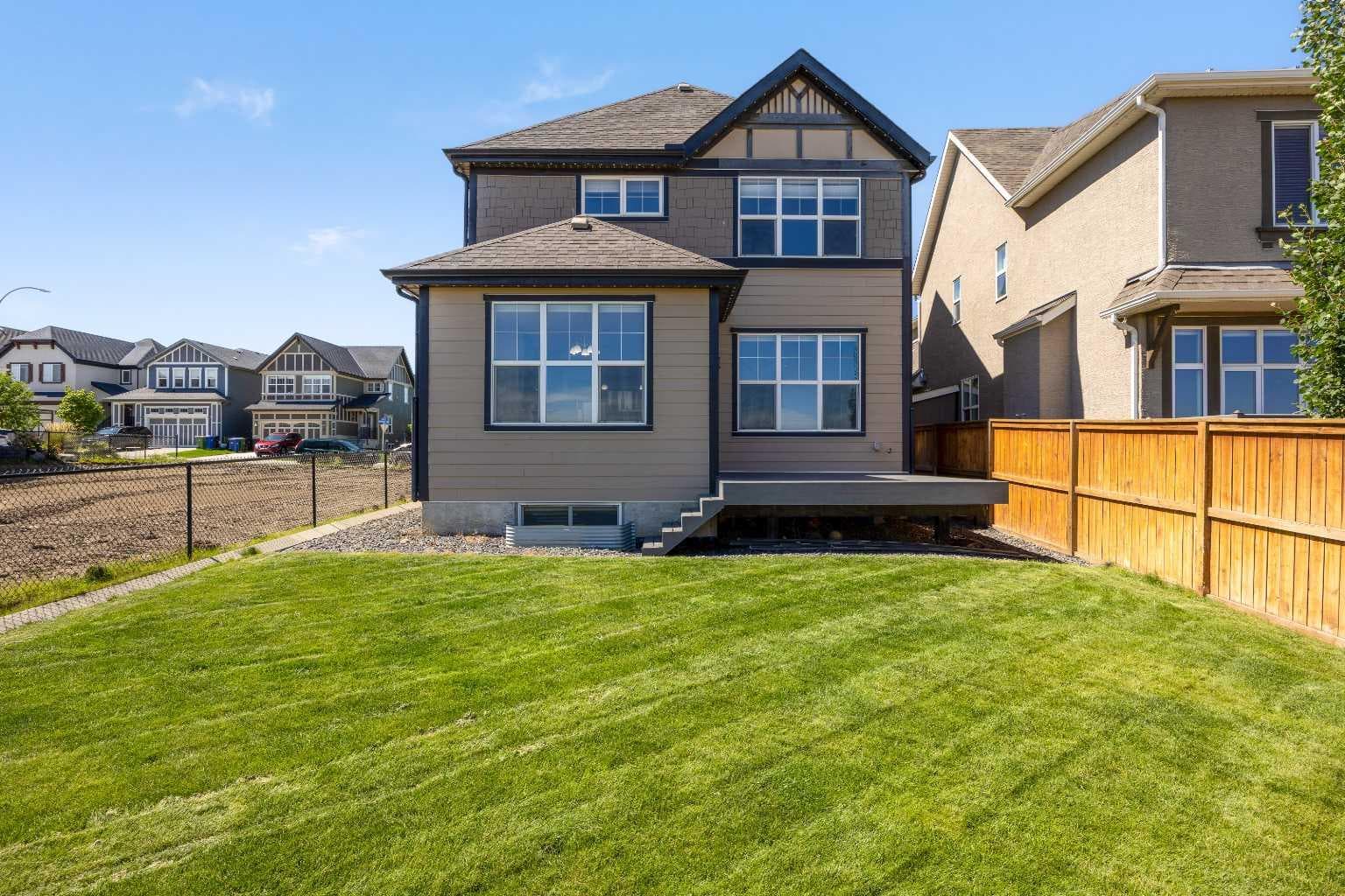 27 Mahogany Crescent SE — photo 5