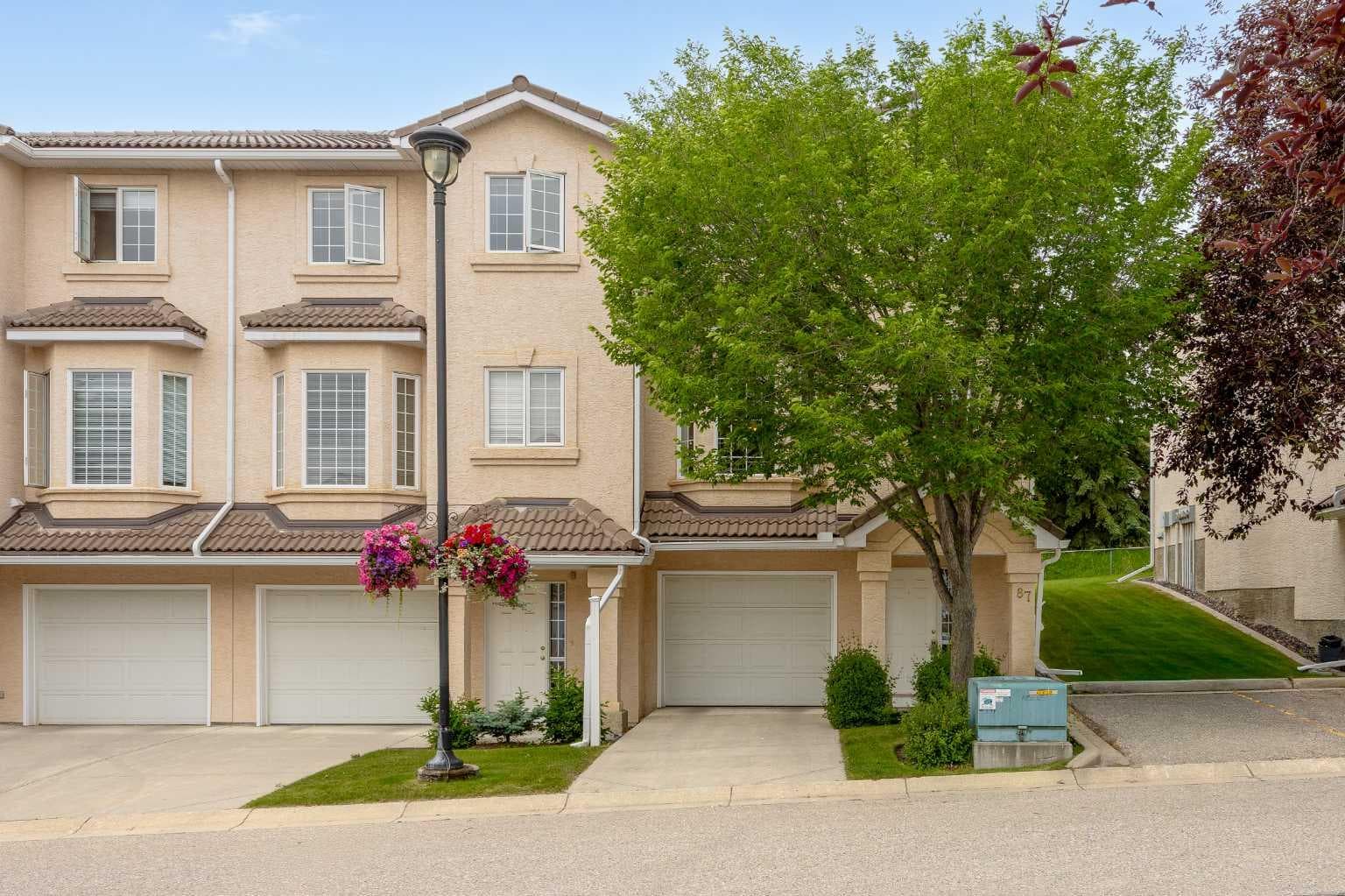 87 Hamptons Link NW — photo 1