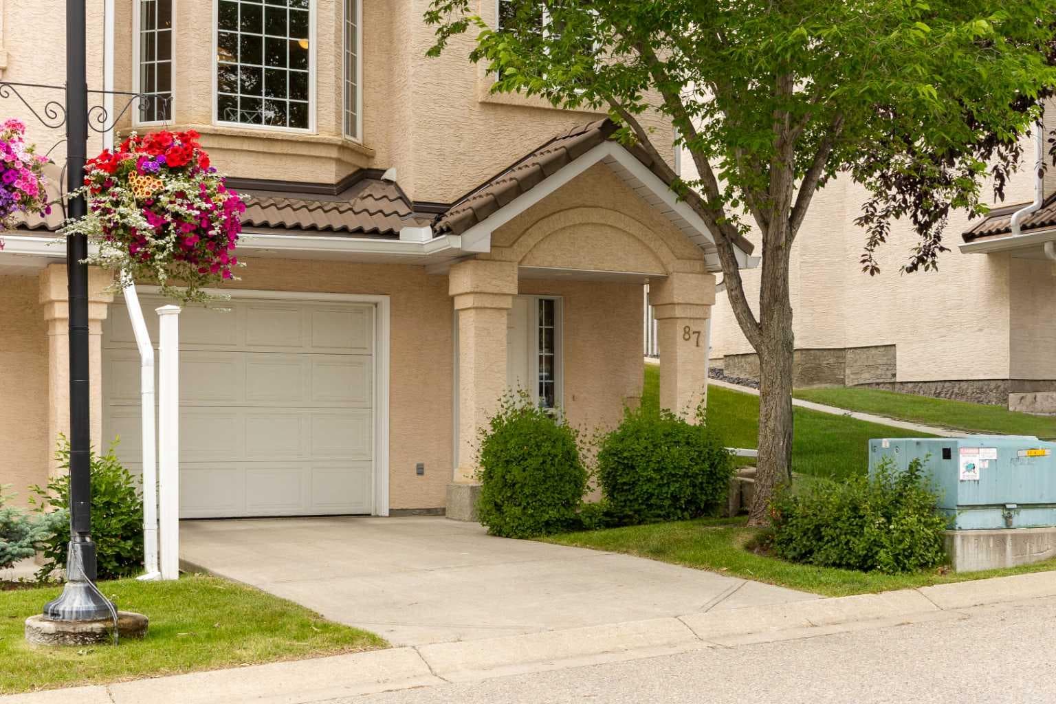 87 Hamptons Link NW — photo 2