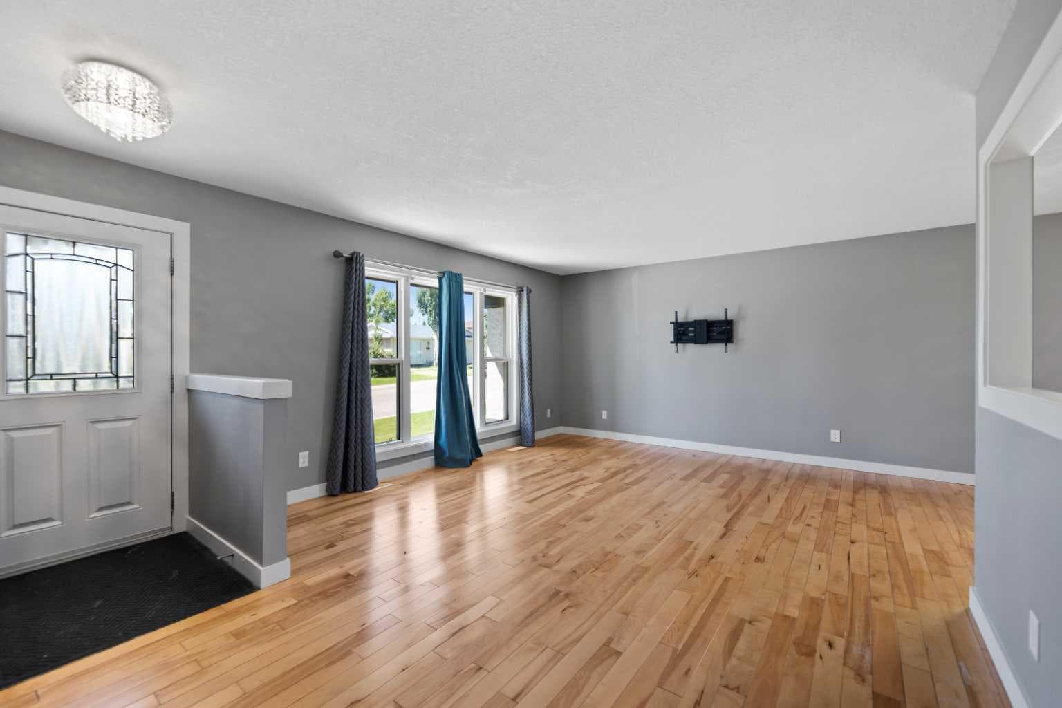 136 Maitland Drive NE — photo 3