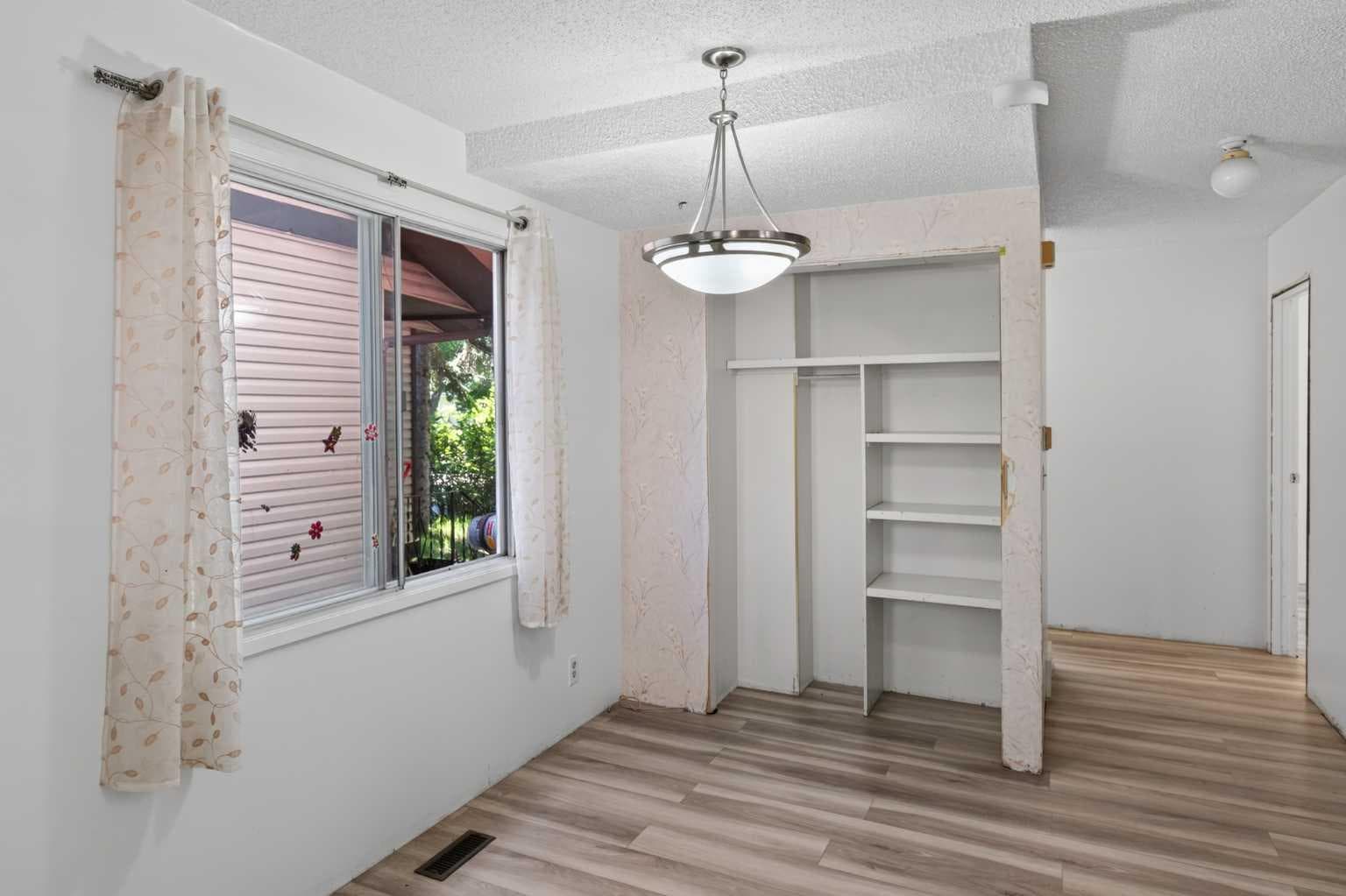 558 Whitehill Place NE — photo 3