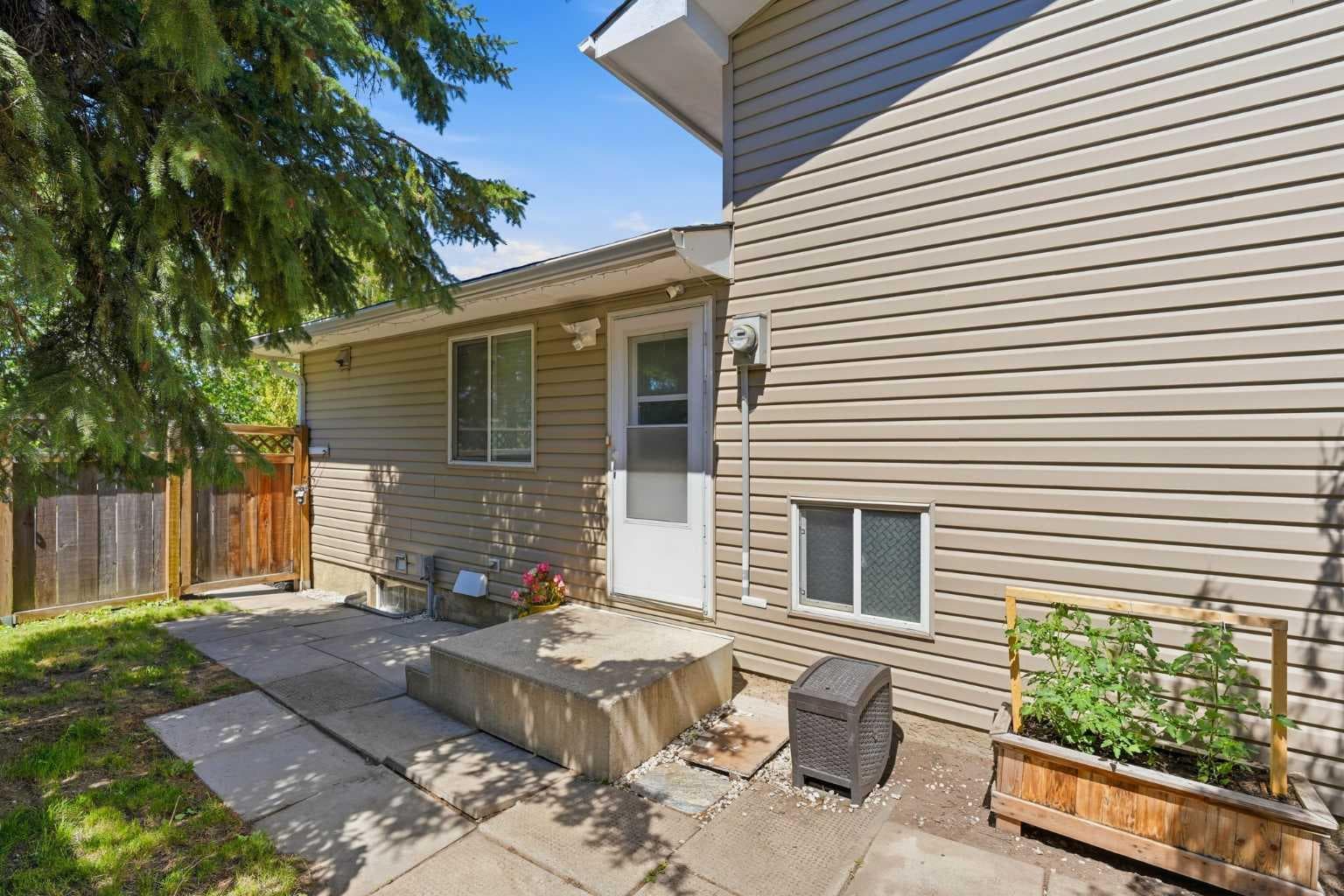151 Templevale Place NE — photo 4