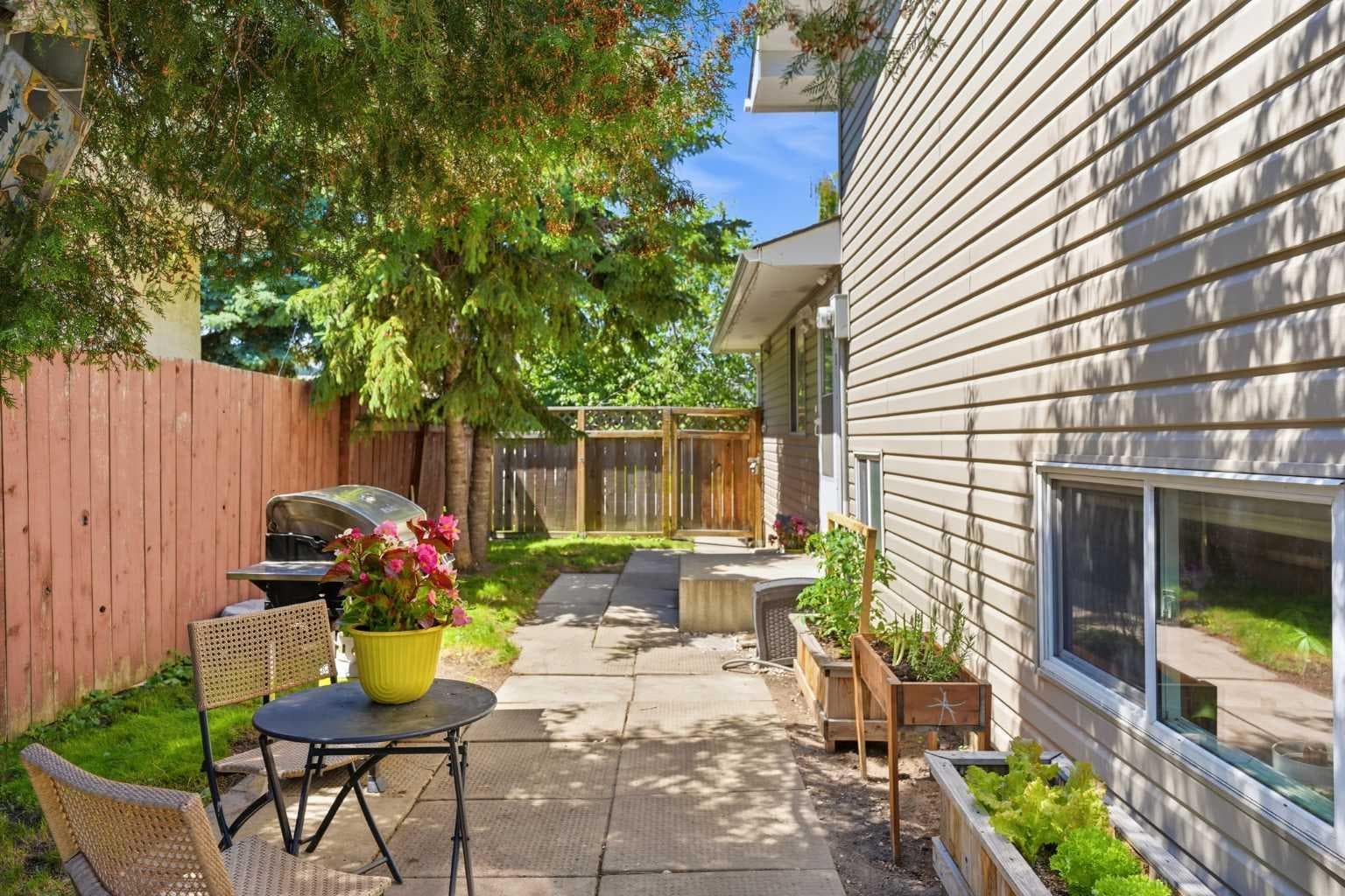 151 Templevale Place NE — photo 5