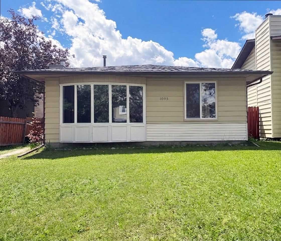 1095 Berkley Drive NW — photo 1