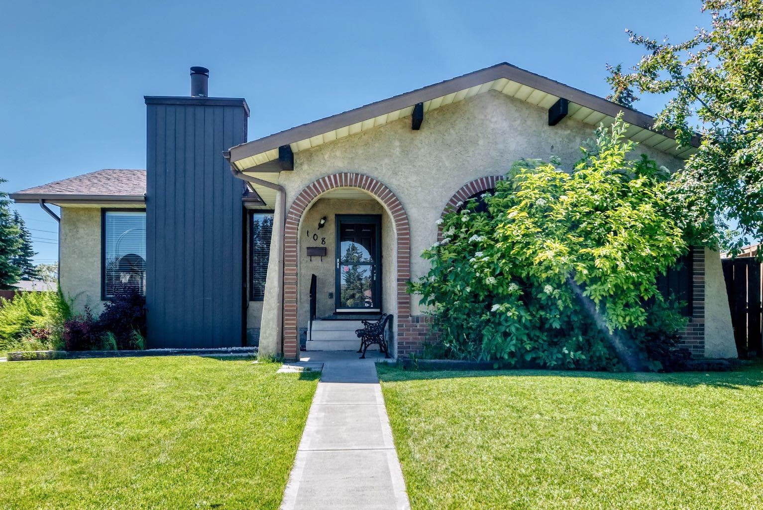 108 Falconridge Close NE — photo 1