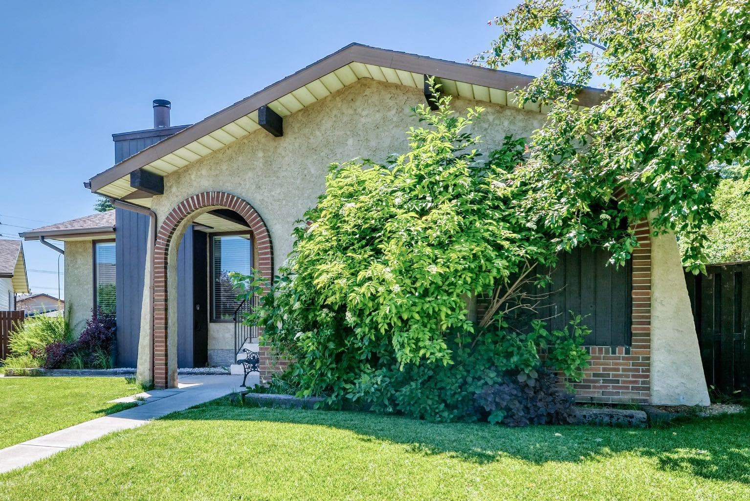 108 Falconridge Close NE — photo 4