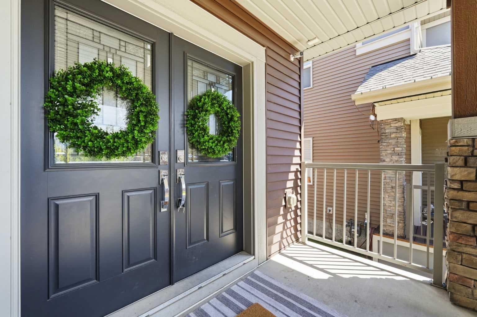 129 Kingsbury Close SE — photo 2