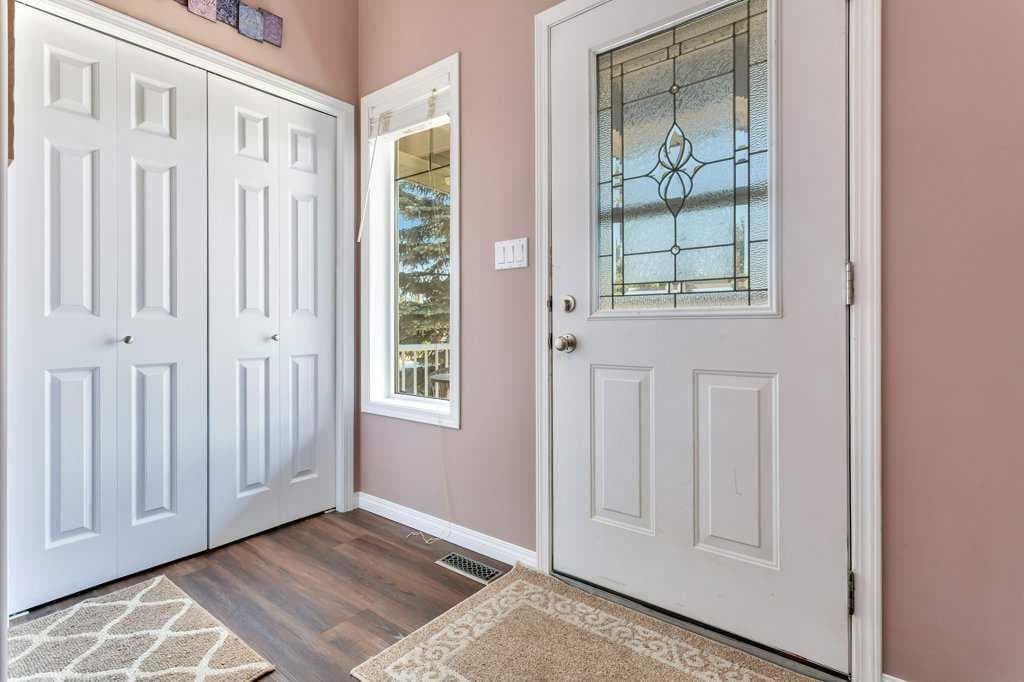 19 Lougheed Close — photo 3