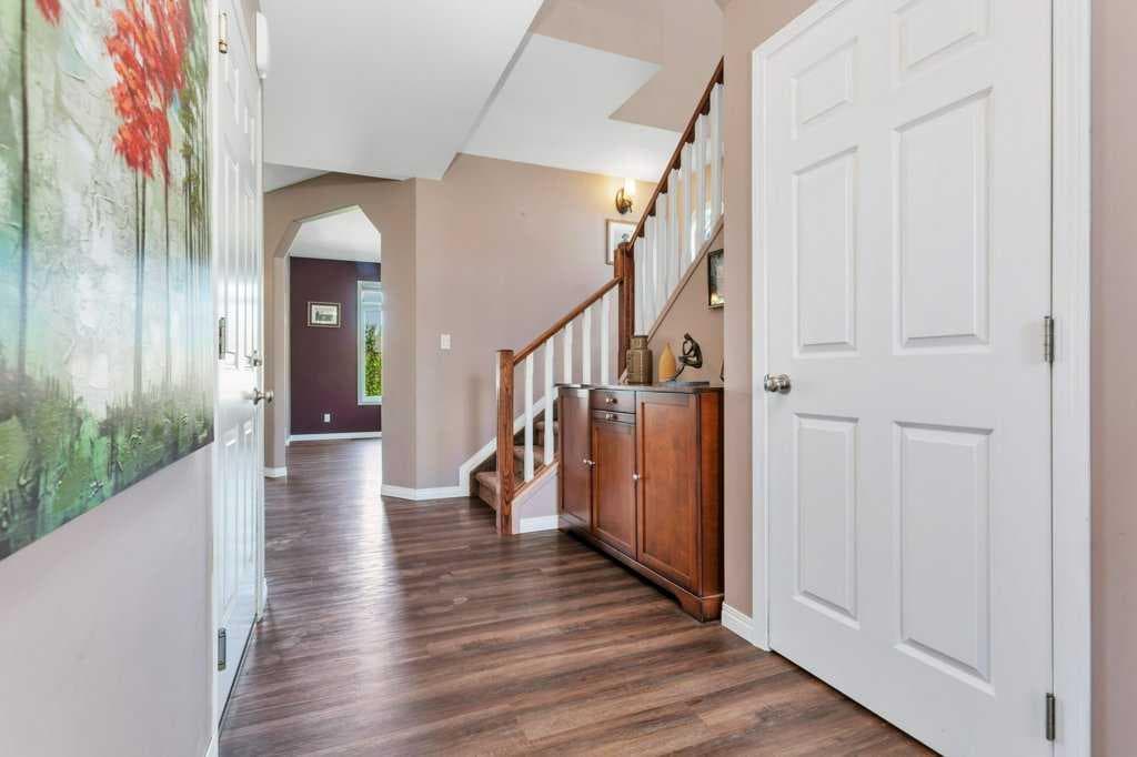 19 Lougheed Close — photo 4