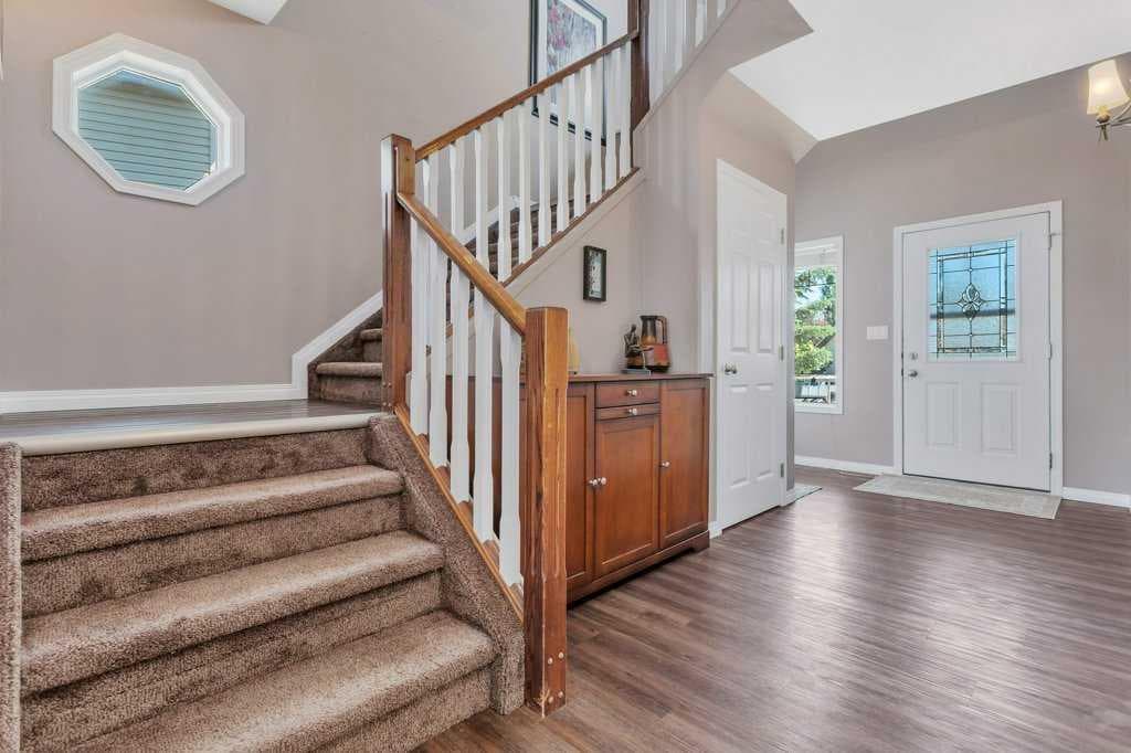 19 Lougheed Close — photo 5