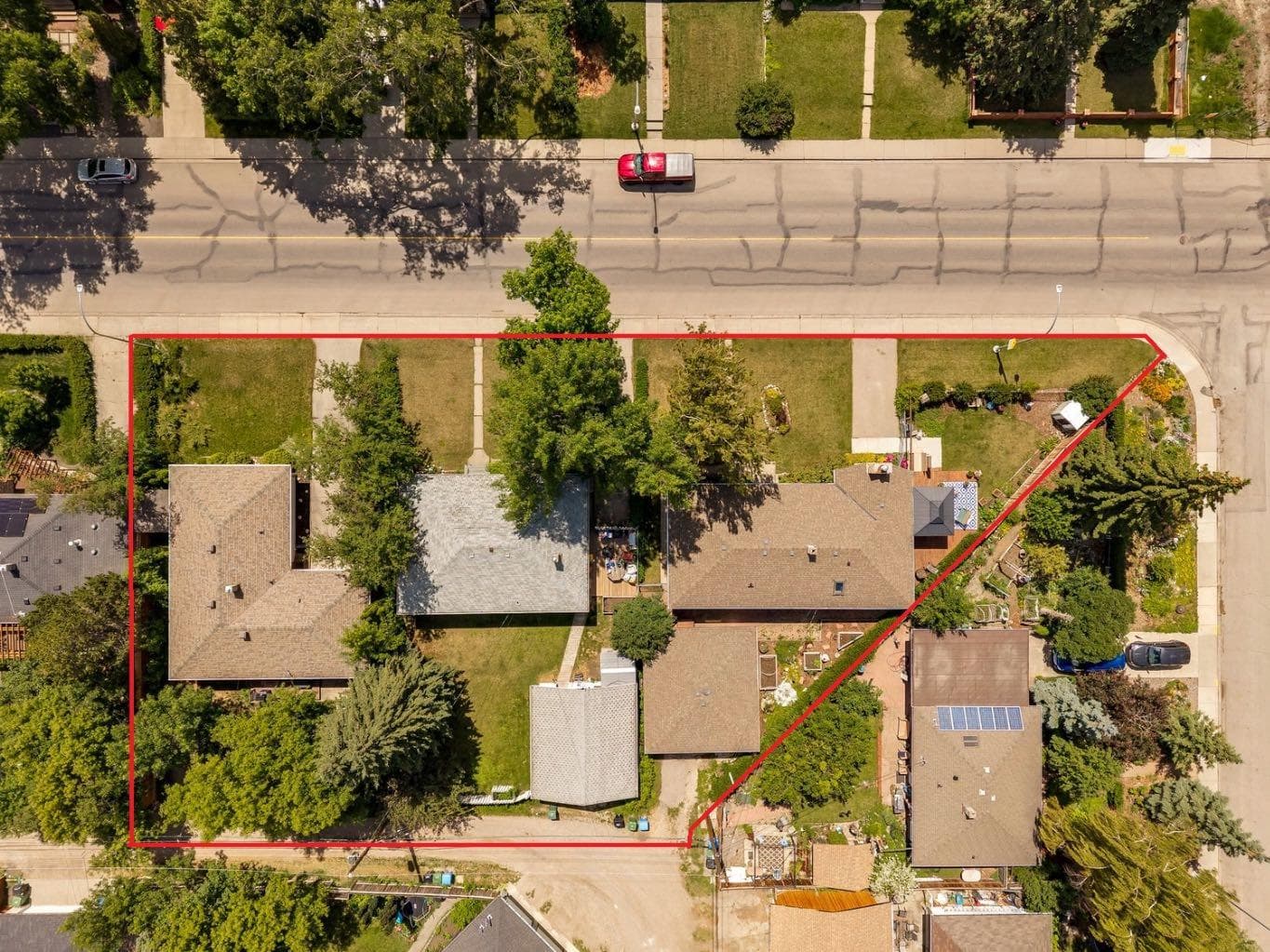 4520 26 Avenue SW — photo 1