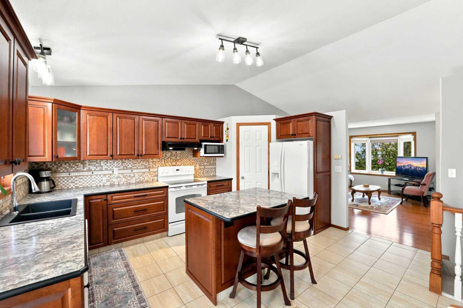 109 Logan Close — photo 4