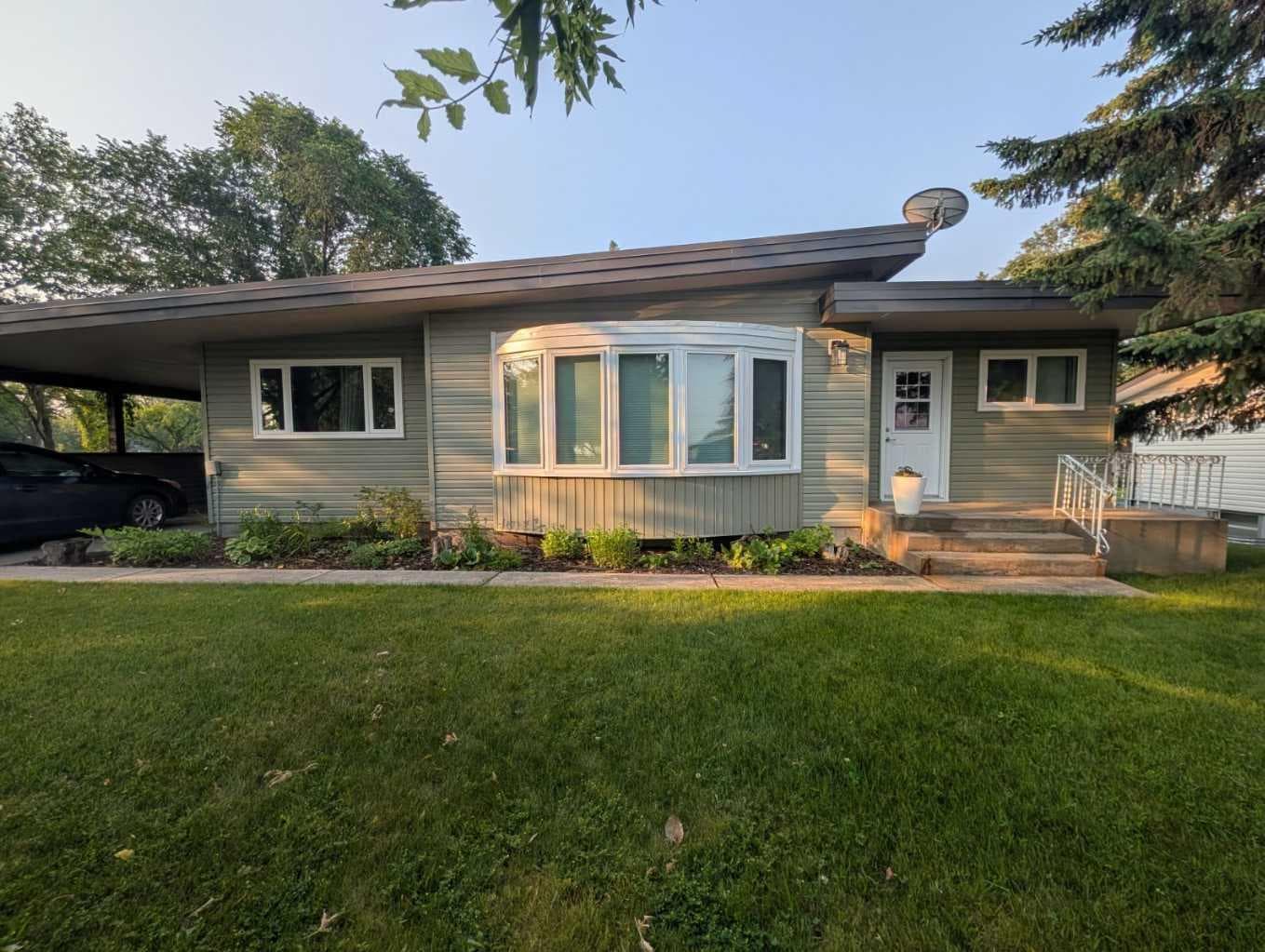 703 5 Avenue W — photo 1