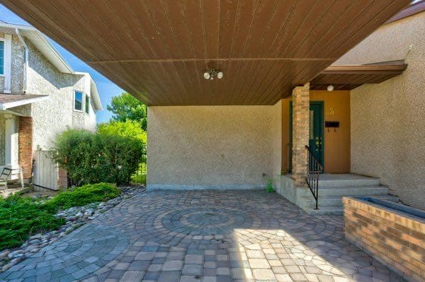 23 Niska Place W — photo 2
