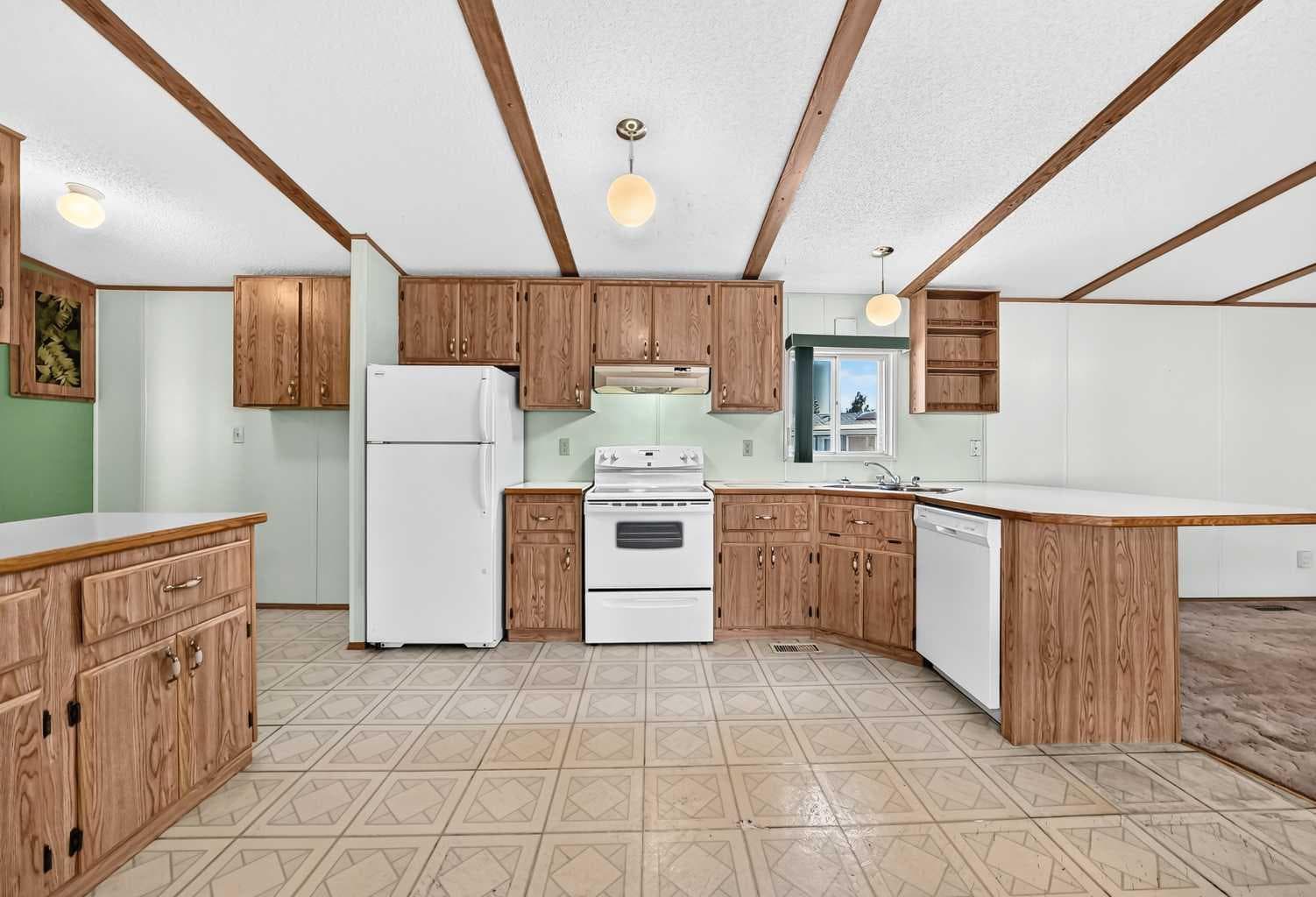 3218 Burroughs Manor NE — photo 2