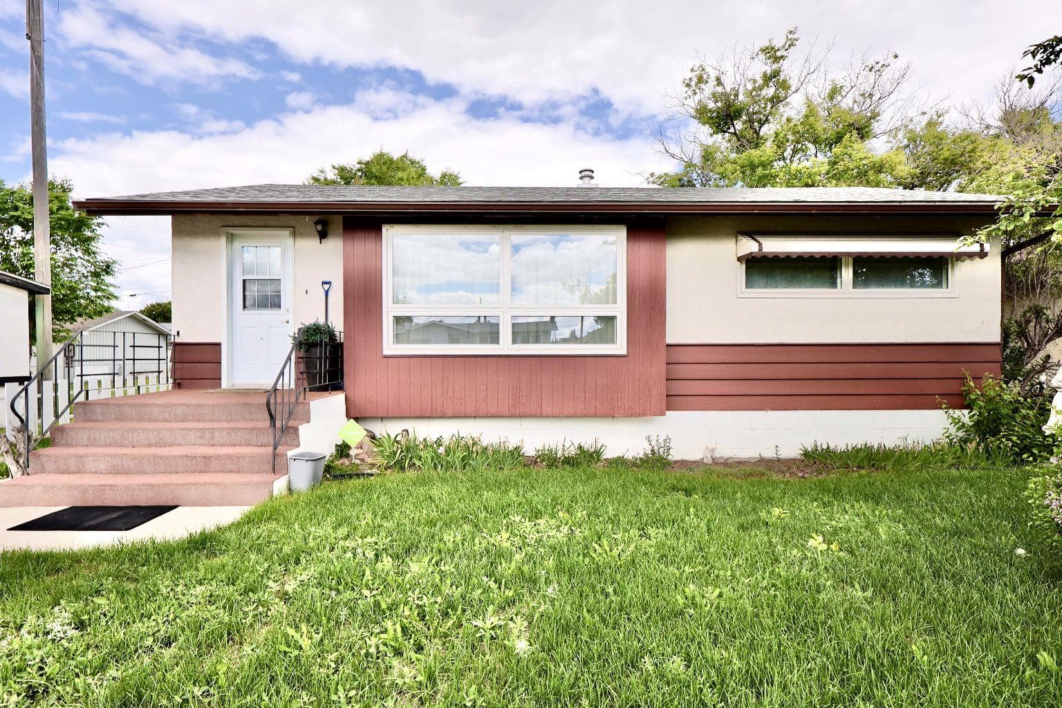 422 3 Avenue E — photo 1