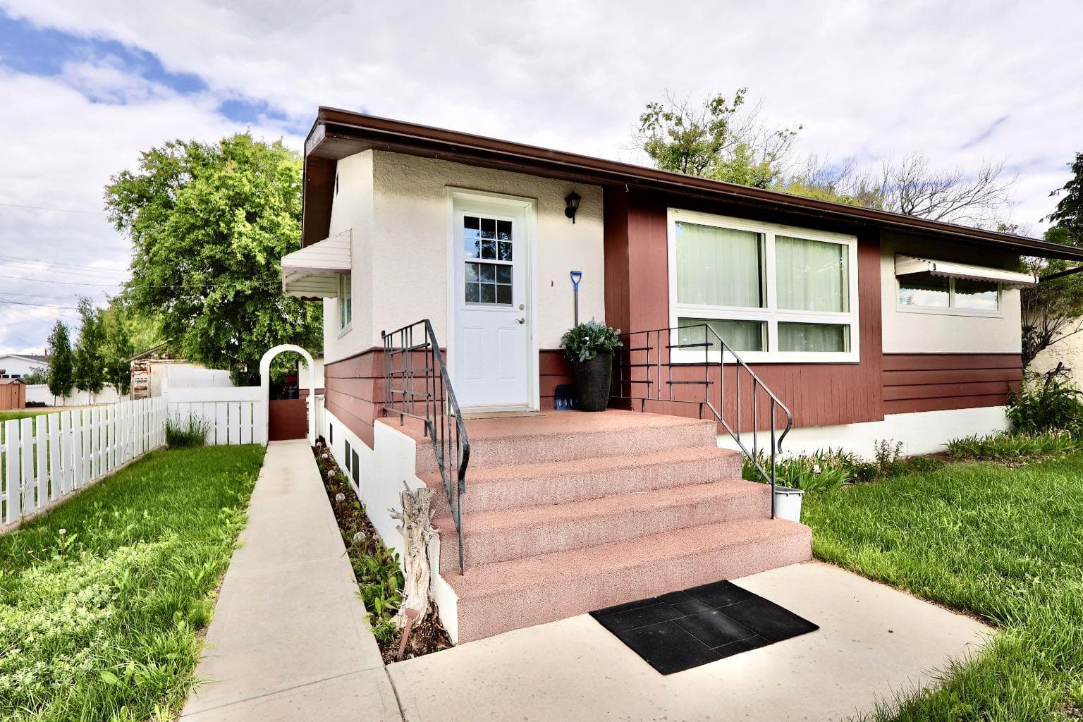 422 3 Avenue E — photo 2