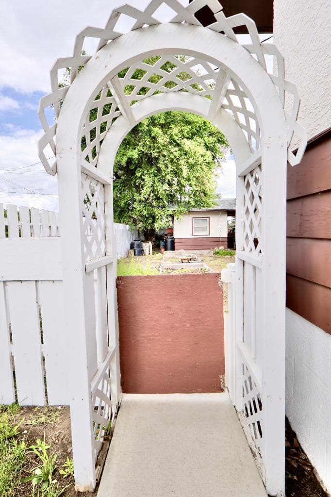 422 3 Avenue E — photo 3