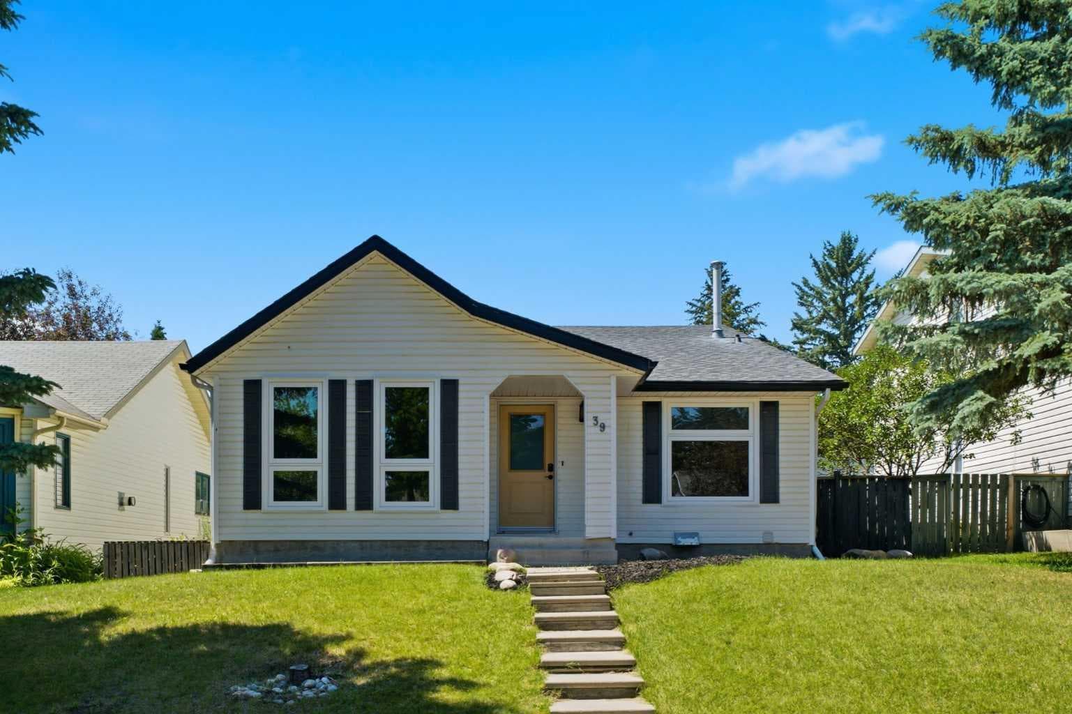 39 Woodglen Way SW — photo 1