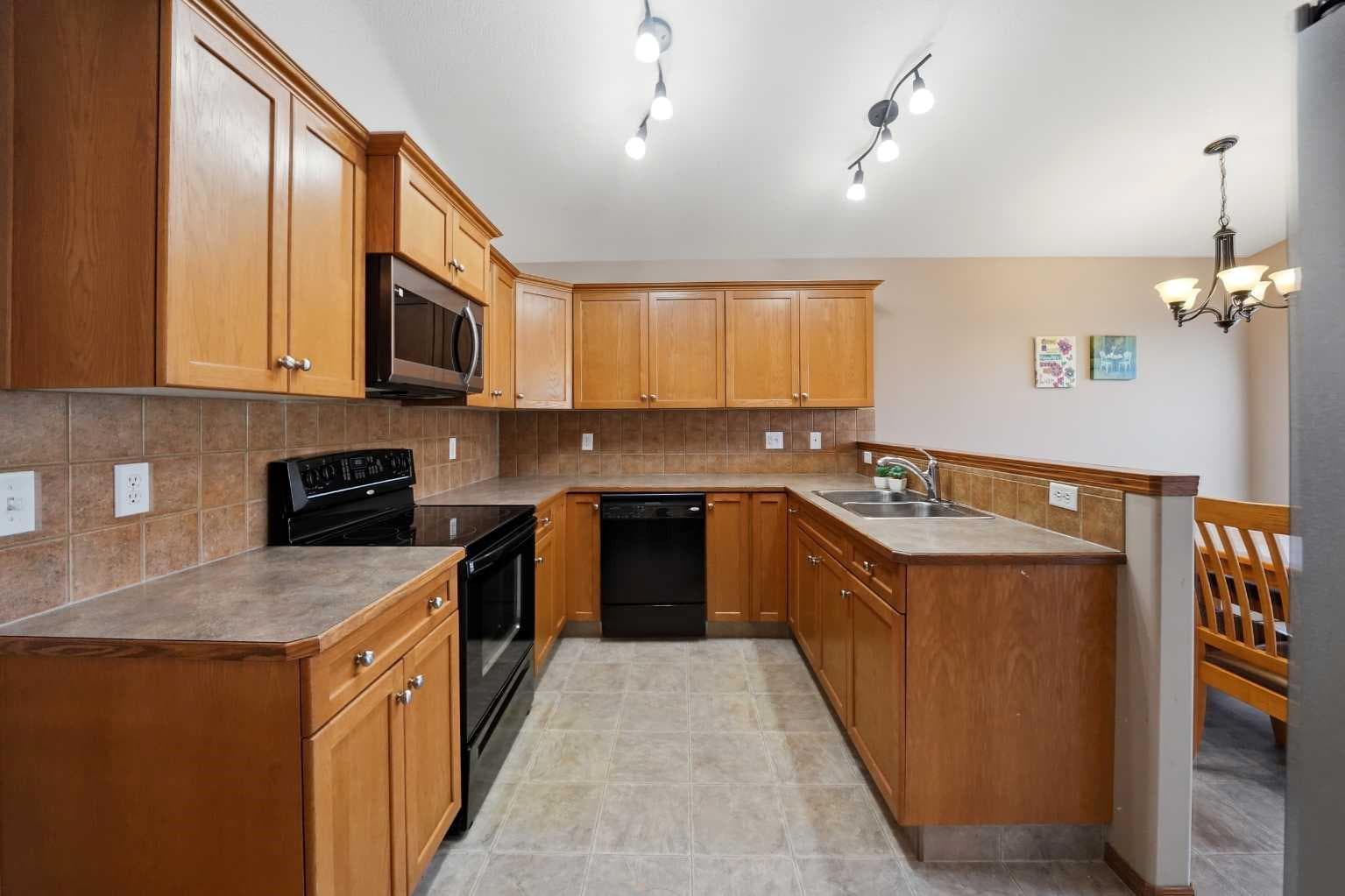 628 Lancaster Drive — photo 5