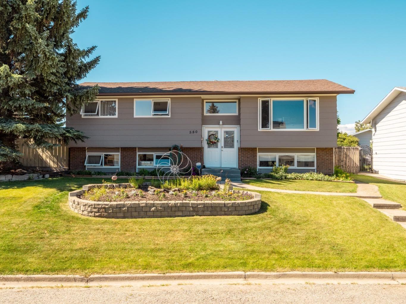 580 McDougall Street — photo 2