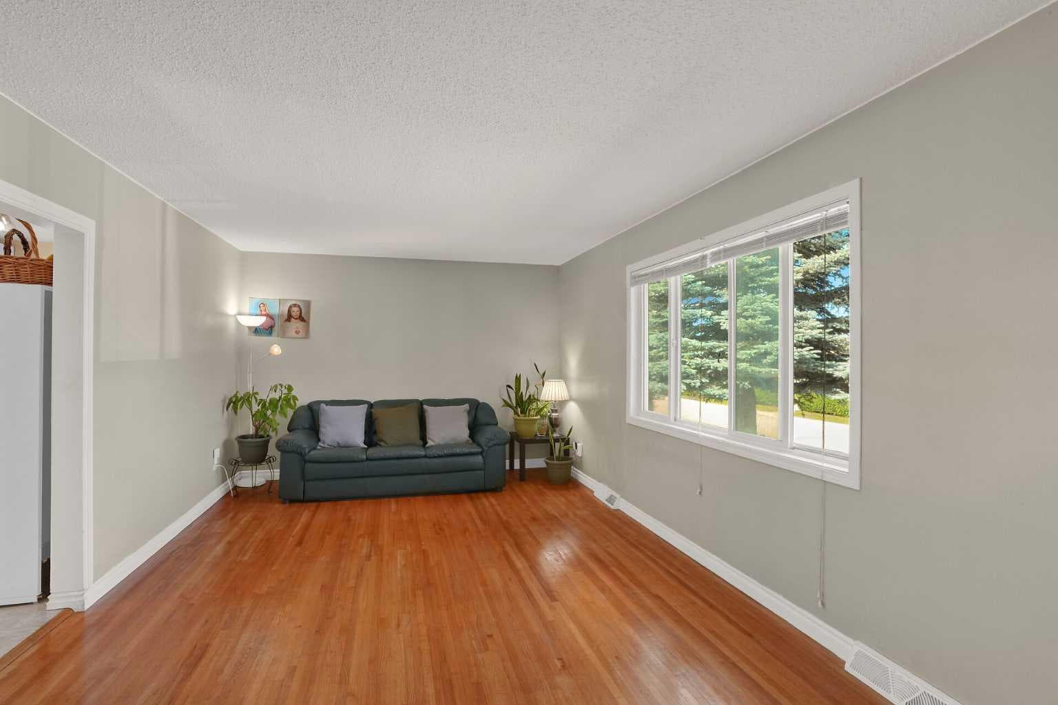 10315 8 Street SW — photo 3