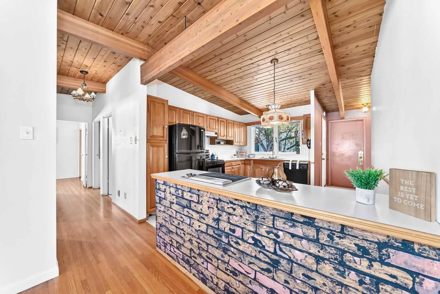 1460 Northmount Drive NW — photo 3