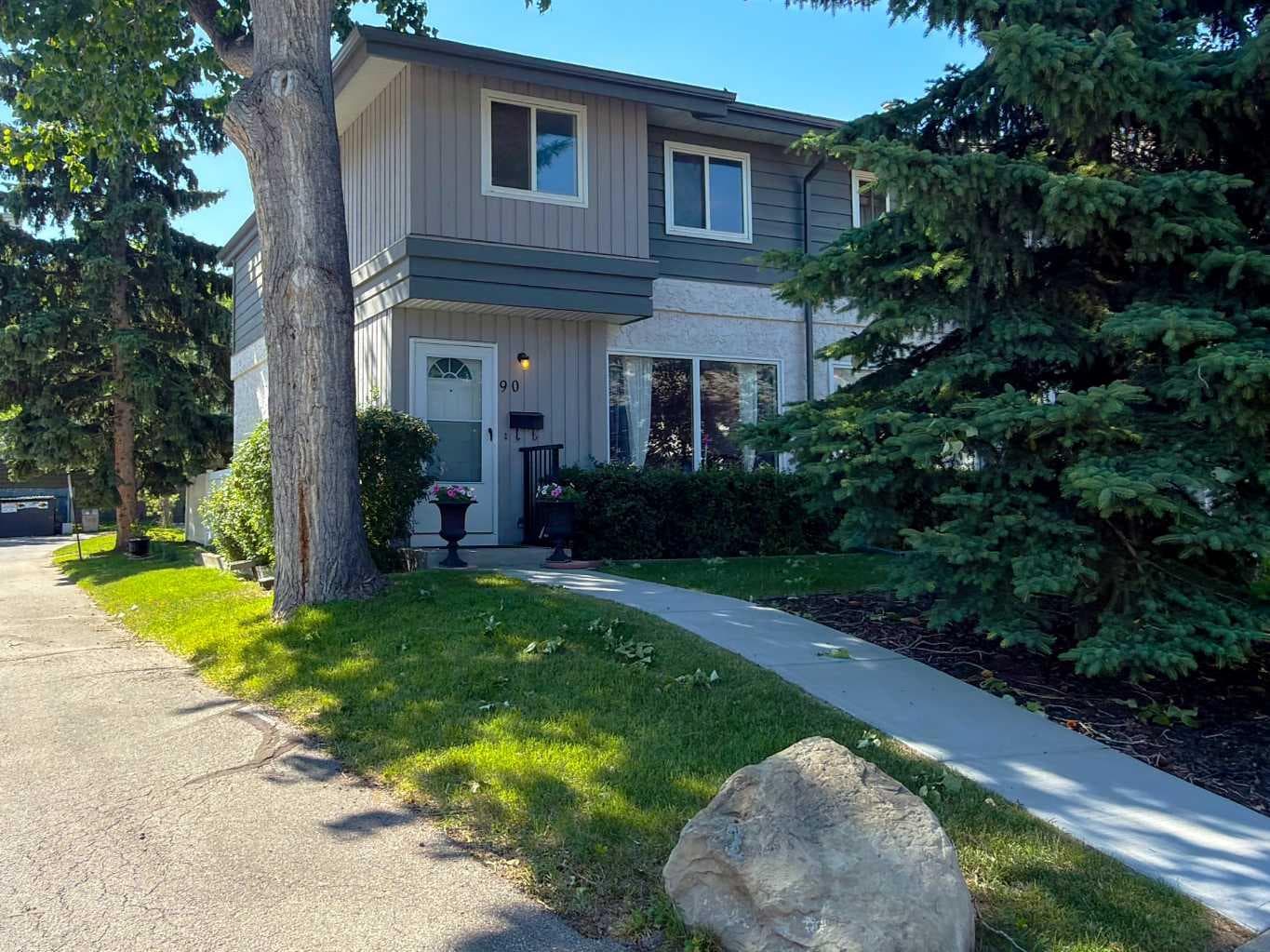 Row/Townhouse in Canyon Meadows
