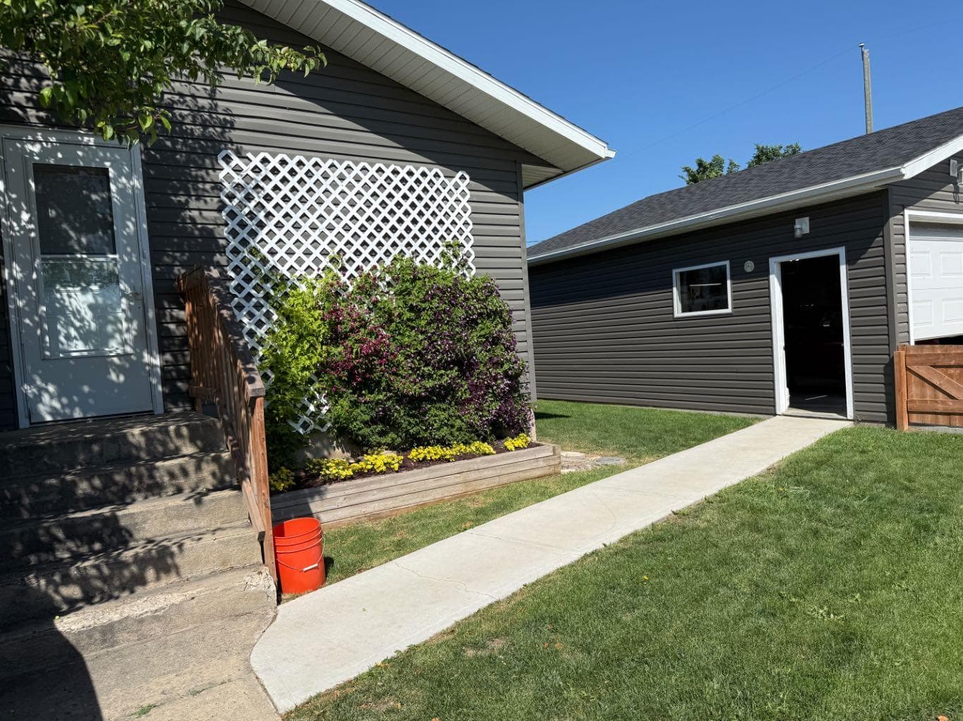 422 15 Street E — photo 3
