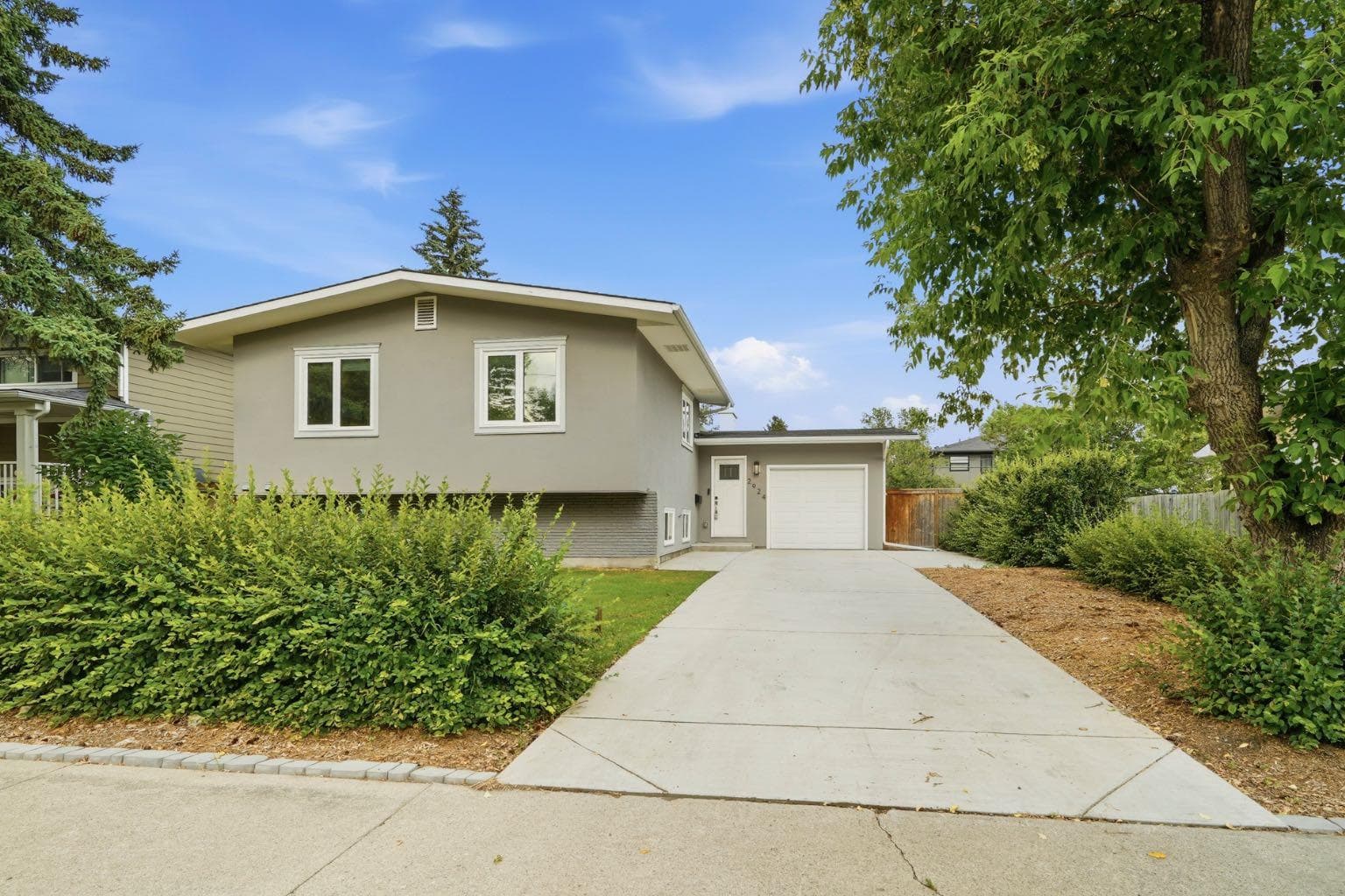 2924 Lathom Crescent SW — photo 1