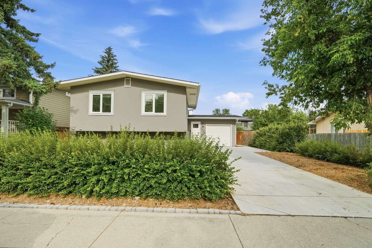 2924 Lathom Crescent SW — photo 2