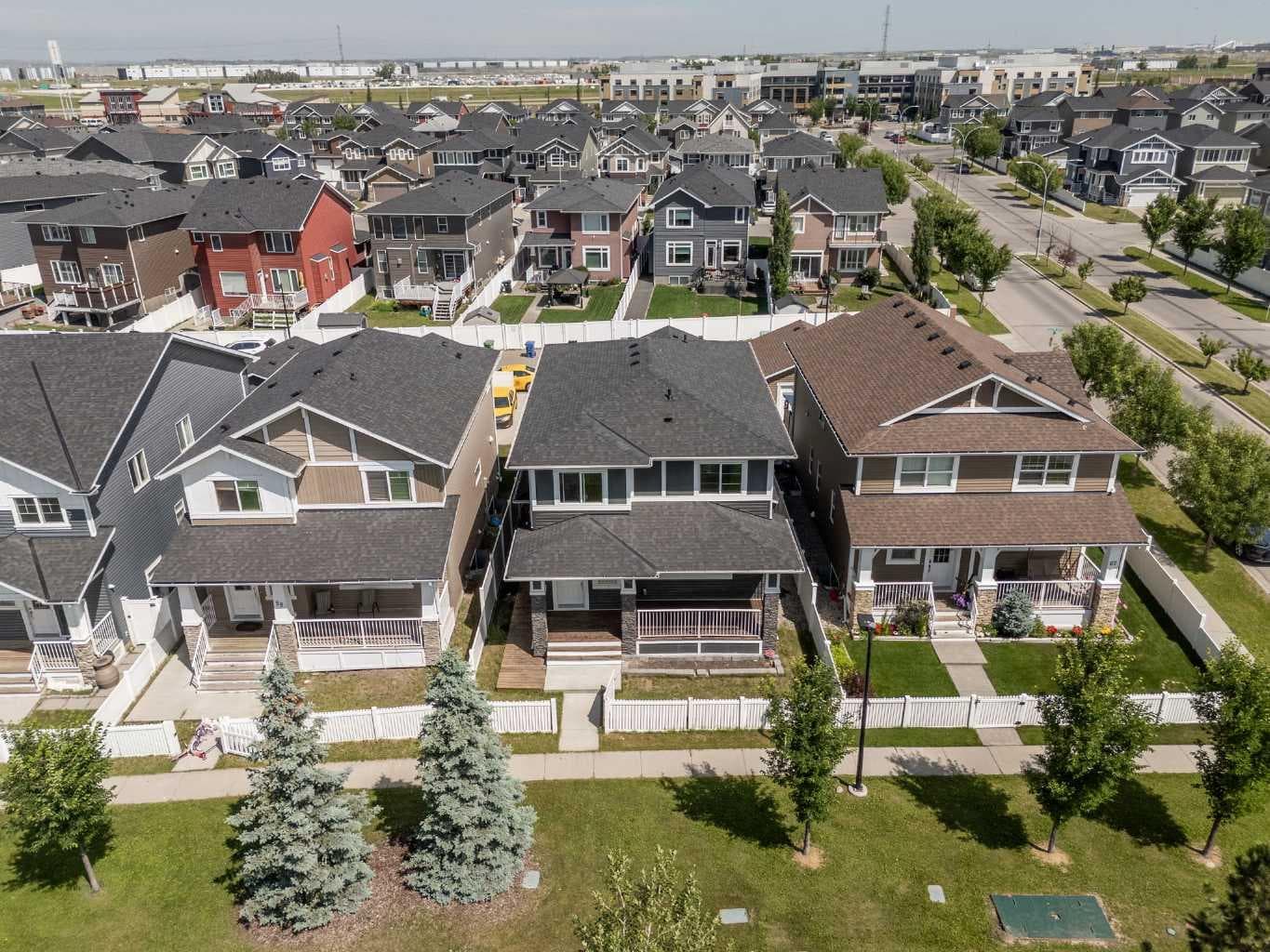 63 Redstone Gardens NE — photo 3