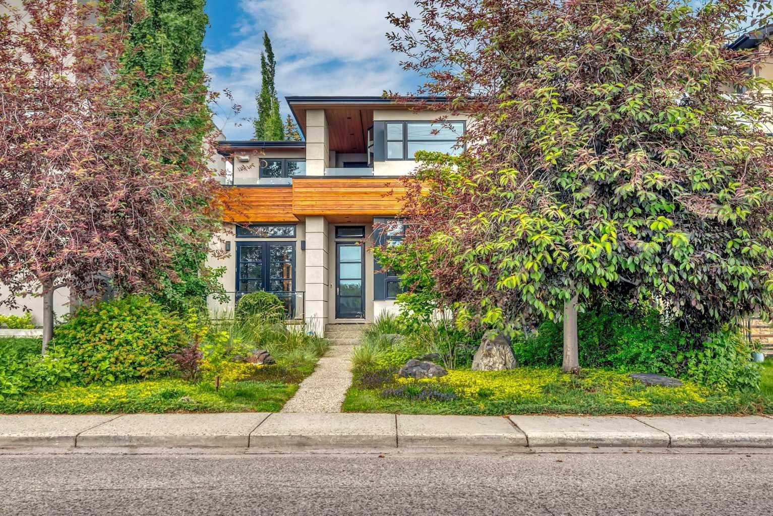 2008 38 Avenue SW — photo 1