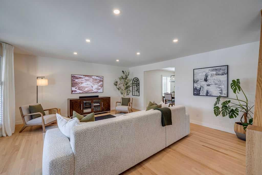 23 Woodgrove Crescent SW — photo 4